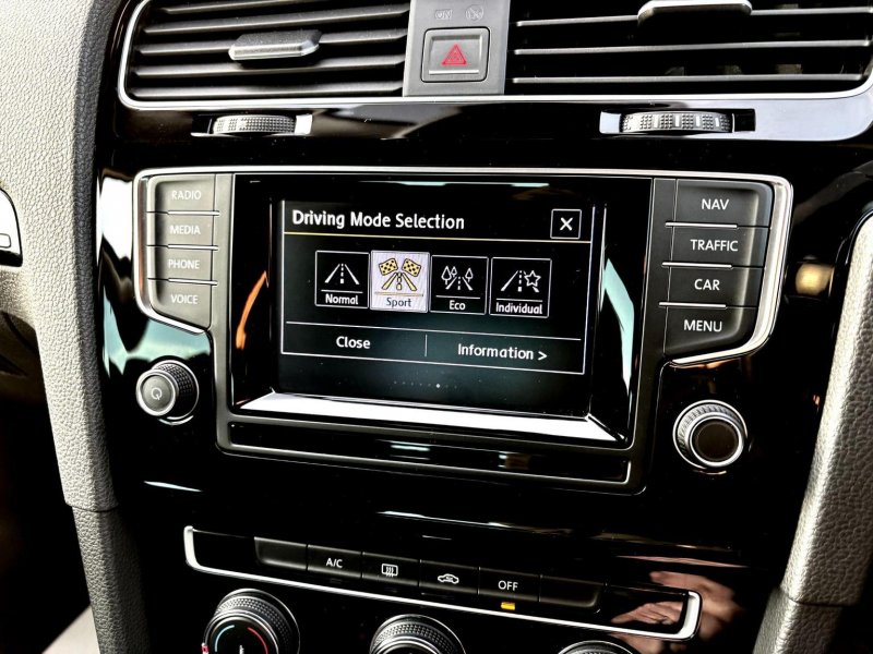 VOLKSWAGEN GOLF