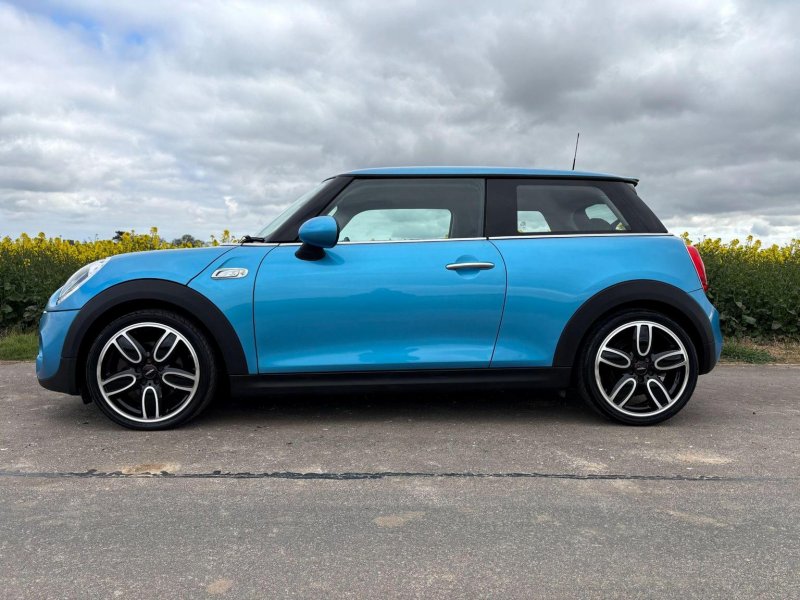 MINI HATCH