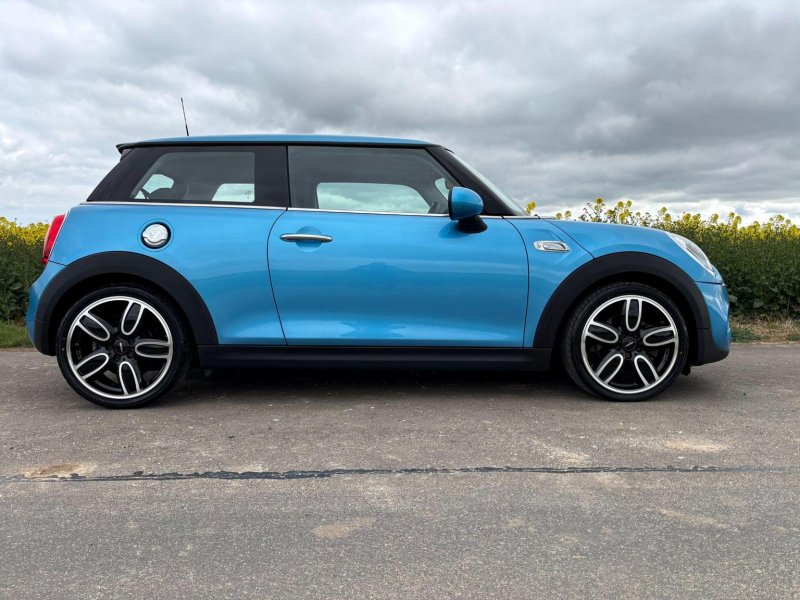 MINI HATCH